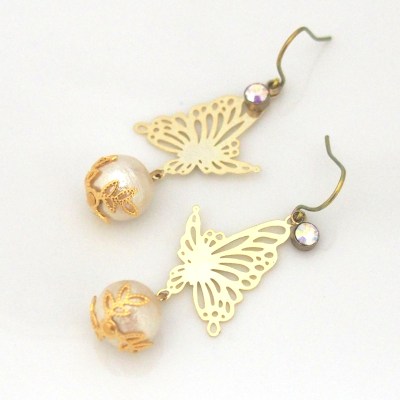 Butterflies in Spring: Butterflies and light beige Japanese cotton pearl earrings