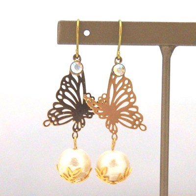 Butterflies in Spring: Butterflies and light beige Japanese cotton pearl earrings