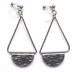 <img src=”comfortabe-pierced-look-dangle-silver-half-moon-half-circle-invisible-clip-on-earrings2.jpg” alt=”pierced look and comfortable Comfortable and pierced look dangle silver half circle disc invisible clip on earrings 夾耳環 ノンホールピアス MiyabiGrace”/>