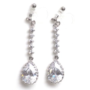 <img src=”comfortable-bridal-wedding-dangle-drop-silver-cz-crystal-invisible-clip-on-earrings-miyabigrace2.jpg” alt=”pierced look and comfortable Comfortable and pierced look bridal wedding dangle silver teardrop chandelier cubic zirconia cz crystal invisible clip on earrings bridal jewelry by MiyabiGrace 耳環夾 ノンホールピアス 夾式耳環”/>