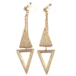 <img src=”comfortable-dangle-metallic-gold-trangle-invisible-clip-on-earrings-miyabigrace-5.jpg” alt=”pierced look and comfortable Comfortable and pierced look dangle gold double triangle geometric minimalist invisible clip on earrings MiyabiGrace 夾耳環 ノンホールピアス”/>