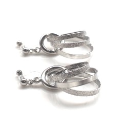 <img src=”comfortable-dangle-metallic-silver-triple-invisible-clip-on-hoop-earrings-miyabigrace-4.jpg” alt=”pierced look and comfortable Comfortable and pierced look dangle metallic silver three rings hoop invisible clip on hoop earrings MiyabiGrace 夾耳環 ノンホールピアス”/>