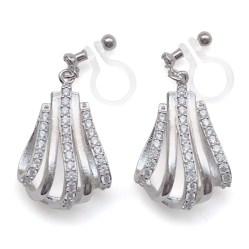 <img src=”comfortable-pierced-look-bridal-dop-silver-cz-cubic-zirconia-crystal-invisible-clip-on-earrings-miyabigrace2.jpg” alt=”pierced look and comfortable Comfortable and pierced look bridal wedding cubic zirconia cz pave crystal dangle silver teardrop invisible clip on earrings by MiyabiGrace 夾耳環 ノンホールピアス”/>