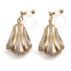 <img src=”comfortable-pierced-look-bridal-teardrop-gold-cz-cubic-zirconia-crystal-invisible-clip-on-earrings-miyabigrace2.jpg” alt=”pierced look and comfortable Comfortable and pierced look bridal wedding cubic zirconia cz pave crystal dangle gold teardrop invisible clip on earrings by MiyabiGrace 夾耳環 ノンホールピアス”/>