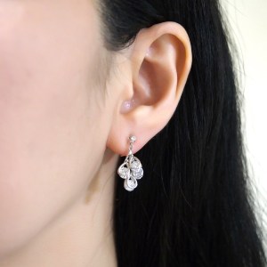 <img src=”comfortable-pierced-look-bridal-wedding-dangle-teardrop-silver-cubic-zirconia-crystal-cz-invisible-clip-on-earrings-miyabigrace2.jpg” alt=”pierced look and comfortable Comfortable and pierced look bridal wedding dangle silver teardrop chandelier cubic zirconia cz crystal invisible clip on earrings bridal jewelry by MiyabiGrace 夾耳環 ノンホールピアス 夾式耳環”/>