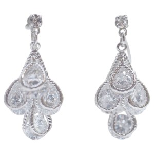 <img src=”comfortable-pierced-look-bridal-wedding-dangle-teardrop-silver-cubic-zirconia-crystal-cz-invisible-clip-on-earrings-miyabigrace31.jpg” alt=”pierced look and comfortable Comfortable and pierced look bridal wedding dangle silver teardrop chandelier cubic zirconia cz crystal invisible clip on earrings bridal jewelry by MiyabiGrace 夾耳環 ノンホールピアス 夾式耳環”/>