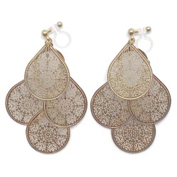 <img src=”comfortable-pierced-look-dangle-chandelier-filigree-boho-bohemian-gold-invisible-clip-on-earrings-miyabigrace3.jpg” alt=”pierced look and comfortable Comfortable and pierced look dangle gold filigree chandelier boho invisible clip on earrings by MiyabiGrace MiyabiGrace 夾耳環 ノンホールピアス”/>