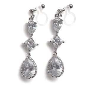 <img src=”comfortable-pierced-look-dangle-chandelier-silver-cz-cubic-zirconia-crystal-invisible-clip-on-earrings-miyabigrace2.jpg” alt=”pierced look and comfortable Comfortable and pierced look bridal wedding dangle silver teardrop chandelier cubic zirconia cz crystal invisible clip on earrings bridal jewelry by MiyabiGrace 耳環夾 ノンホールピアス 夾式耳環”/>