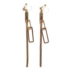 <img src=”comfortable-pierced-look-dangle-gold-chain-square-invisible-clip-on-earrings-miyabigrace2.jpg” alt=”pierced look and comfortable Comfortable pierced look dangle shiny gold chains and rectangle invisible clip on earrings MiyabiGrace 夾耳環 ノンホールピアス”/>