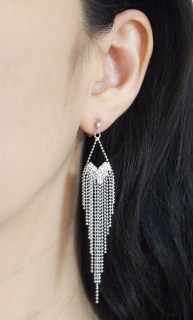 <img src=”comfortable-pierced-look-dangle-silver-fringe-rhinestone-crystal-invisible-clip-on-earrings-miyabigrace.jpg” alt=”pierced look and comfortable Comfortable and pierced look dangle long silver fringe Chandelier rhinestone crystal invisible clip on earrings by MiyabiGrace 夾耳環 ノンホールピアス”/>