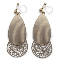 <img src=”comfortable-pierced-look-dangle-teardrop-chic-filigree-gold-metal-invisible-clip-on-earrings-miyabigrace-3.jpg” alt=”pierced look and comfortable Comfortable and pierced look dangle gold filigree chandelier boho textured metal invisible clip on earrings by MiyabiGrace MiyabiGrace 夾耳環 ノンホールピアス”/>