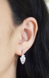 <img src=”cz-crystal-cubic-zirconia-diamond-wedding-invisible-clip-on-earrings11.jpg” alt=”pierced look and comfortable wedding and bridal Cubic zirconia diamond invisible clip on earrings”/>