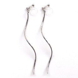 <img src=”dangle-curved-twisted-silver-long-invisible-clip-on-earrings-miyabigrace7.jpg” alt=”pierced look and comfortable Pierced look and comfortable Dangle silver wave bar ear jackets invisible clip on earrings 耳環夾 イヤリング”/>