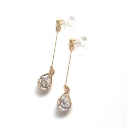 <img src=”dangle-gold-cubic-zirconia-crystal-invisible-clip-on-earrings-non-pierced2.jpg” alt=”pierced look and comfortable Wedding bridal Dangle gold tone cubic zirconia crystal invisible clip on earrings non pierced earrings”/>