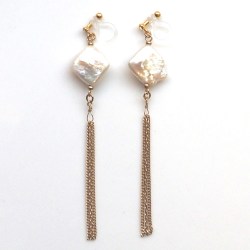 <img src=”dangle-gold-fringe-chain-chandelier-square-freshwater-pearl-natural-pearl-invisible-clip-on-earrings5.jpg” alt=”pierced look and comfortable Pierced look and comfortable square freshwater pearl tassel chain invisible clip on earringss 耳環夾 ”/>