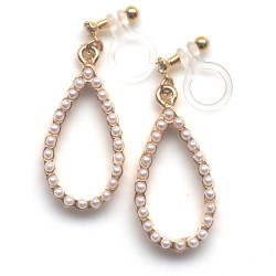 <img src=”dangle-gold-hoop-white-pearl-invisible-clip-on-earrings-non-pierced10.jpg” alt=”pierced look and comfortable Pearl Invisible Clip On Earrings, Bridal Pearl Clip Earrings, Wedding Clip-On Earrings, Non Pierced Earrings, Comfortable Clip-ons”/>