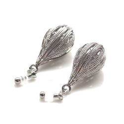 <img src=”dangle-large-teardrop-balloon-silver-mesh-invisible-clip-on-earrings-non-pierced8.jpg” alt=”pierced look and comfortable dangle teardrop silver balloon invisible clip on earrings”/>