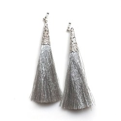 <img src=”dangle-long-silver-tassel-invisible-clip-on-earrings42.jpg” alt=”pierced look and comfortable Long dangle silver tassel invisible clip on earrings”/>