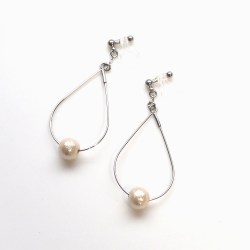 <img src=”dangle-silver-hoop-light-beige-cotton-pearl-invisible-clip-on-earrings-non-pierced-earrin” alt=”pierced look and comfortable Dangle Silver tone Hoop Cotton Pearl Invisible Clip on Earrings”/>