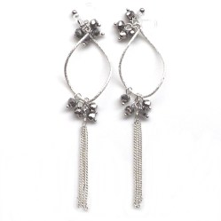 <img src=”dangle-silver-hoop-with-beaded-black-crystal-and-chain-invisible-clip-on-earrings21.jpg” alt=”pierced look and comfortable dangle black metallic beads and silver chain fringe hoop invisible clip on earrings”/>