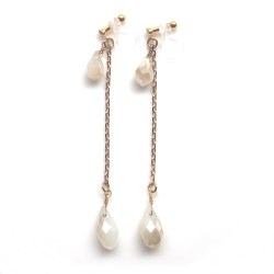 <img src=”dangle-white-opal-crystal-wedding-invisible-clip-on-earrings-miyabigrace9.jpg” alt=”pierced look and comfortable dangle white opal drop with gold chain invisible clip on earrings MiyabiGrace”/>