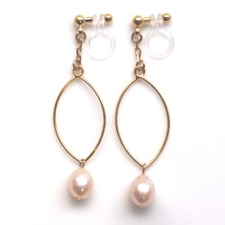 <img src=”danlge-freshwater-pearl-gold-hoop-invisible-clip-on-earrings-non-pierced3.jpg” alt=”pierced look and comfortable light orange freshwater pearl and gold hoop invisible clip on earrings non pierced earrings”/>