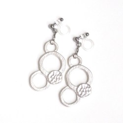 <img src=”matte-silver-bubble-statement-circle-invisible-clip-on-earrings-non-pierced-3.jpg” alt=”pierced look and comfortable Dangle Matte Silver Bubble Invisible Clip On Earrings”/>