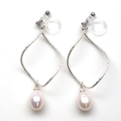 <img src=” silver-twisted-hoop-white-freshwater-pearl-invisible-clip-on-earrings-miyabigrace5.jpg” alt=”pierced look and comfortable twisted metallic hoop with freshwater pearl invisible clip on earrings”/>