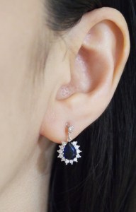 <img src=”comfortable-bridal-dangle-navy-blue-cz-crystal-invisible-clip-on-earrings-miyabigrace14.jpg” alt=”pierced look and comfortable Comfortable and pierced look dangle silver finish bridal wedding blue Sapphire cz cubic zirconia crystal teardrop invisible clip on earrings MiyabiGrace 夾耳環 ノンホールピアス”/>