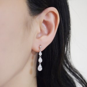 <img src=”comfortable-bridal-weddding-dangle-chandelier-cz-cubic-zirconia-crystal-invisible-clip-on-earrings-miyabigrace6.jpg” alt=”pierced look and comfortable Comfortable and pierced look bridal wedding dangle silver teardrop chandelier cubic zirconia cz crystal invisible clip on earrings bridal jewelry by MiyabiGrace 耳環夾 ノンホールピアス 夾式耳環”/>