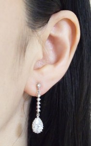 <img src=”comfortable-bridal-wedding-dangle-drop-silver-cz-crystal-invisible-clip-on-earrings-miyabigrace14.jpg” alt=”pierced look and comfortable Comfortable and pierced look bridal wedding dangle silver teardrop chandelier cubic zirconia cz crystal invisible clip on earrings bridal jewelry by MiyabiGrace 耳環夾 ノンホールピアス 夾式耳環”/>