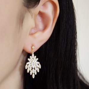 <img src=”comfortable-pierced-look-bridal-wedding-crystal-cz-invisible-clip-on-earrings-miyabigrace9.jpg” alt=”pierced look and comfortable Comfortable and pierced look bridal wedding flower gold cubic zirconia crystal micro pave invisible clip on earrings by MiyabiGrace 耳環夾 ノンホールピアス 夾式耳環”/>