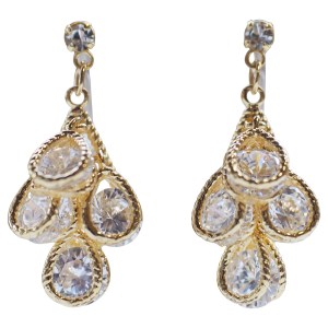 <img src=”comfortable-pierced-look-bridal-wedding-dangle-teardrop-gold-cubic-zirconia-crystal-cz-invisible-clip-on-earrings-miyabigrace3.jpg” alt=”pierced look and comfortable Comfortable and pierced look bridal wedding teardrop dangle gold cubic zirconia crystal micro pave invisible clip on earrings by MiyabiGrace 耳環夾 ノンホールピアス 夾式耳環”/>
