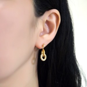 <img src=”comfortable-pierced-look-dangle-bridal-gold-ring-cubic-zirconoa-crystal-pave-invisible-clip-on-earrings-miyabigrace.jpg” alt=”pierced look and comfortable Comfortable and pierced look bridal wedding dangle gold ring cubic zirconia crystal micro pave invisible clip on earrings by MiyabiGrace 耳環夾 ノンホールピアス 夾式耳環”/>