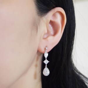 <img src=”comfortable-pierced-look-dangle-chandelier-silver-cz-cubic-zirconia-crystal-invisible-clip-on-earrings-miyabigrace5.jpg” alt=”pierced look and comfortable Comfortable and pierced look bridal wedding dangle silver teardrop chandelier cubic zirconia cz crystal invisible clip on earrings bridal jewelry by MiyabiGrace 耳環夾 ノンホールピアス 夾式耳環”/>