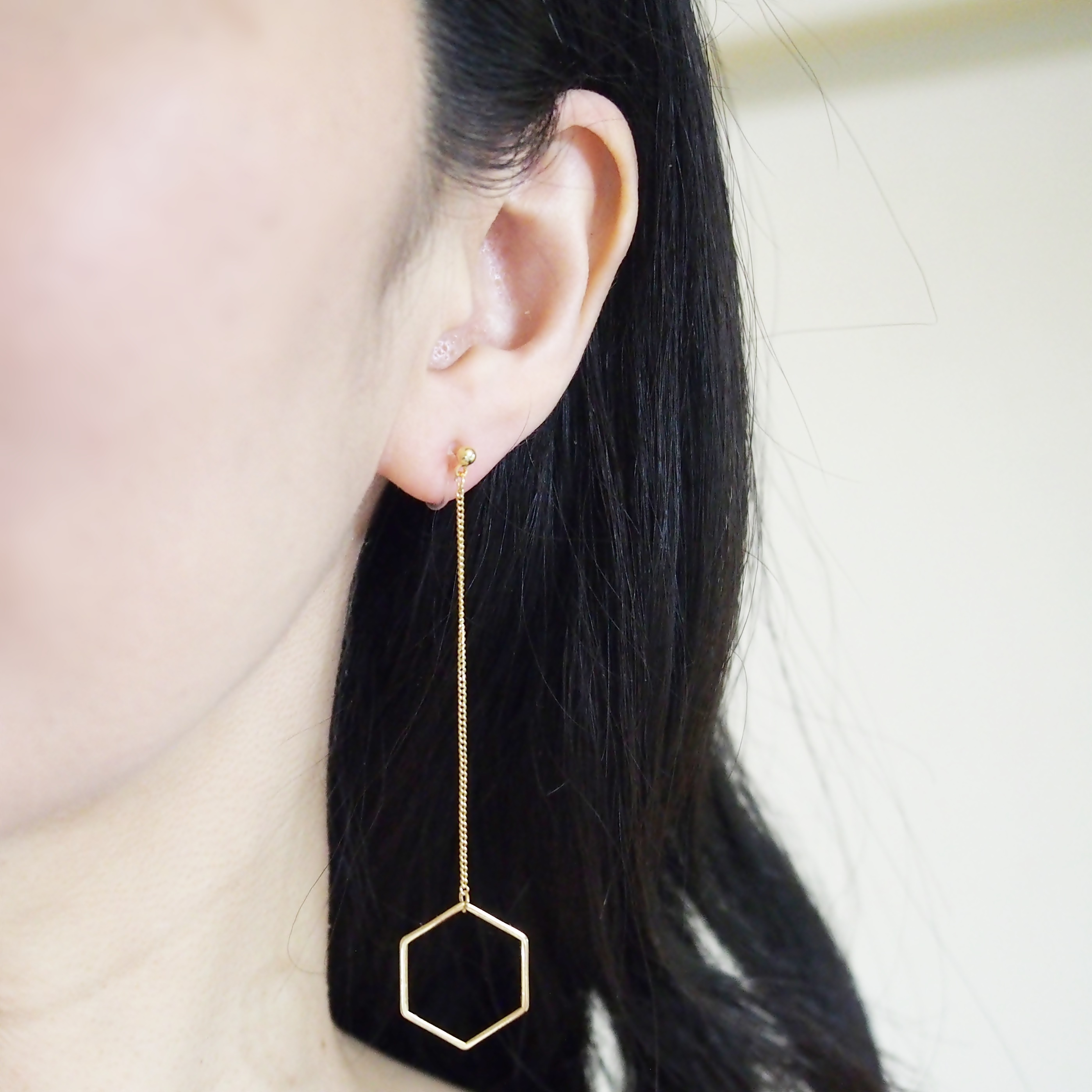 <img src=”comfortable-pierced-look-dangle-hexagon-long-chain-gold-hoop-invisible-clip-on-earrings-miyabigra” alt=”pierced look and comfortable Comfortable and pierced look dangle long gold threader hexagon hoop invisible clip on earrings bridal jewelry by MiyabiGrace 耳環夾 ノンホールピアス 夾式耳環”/>