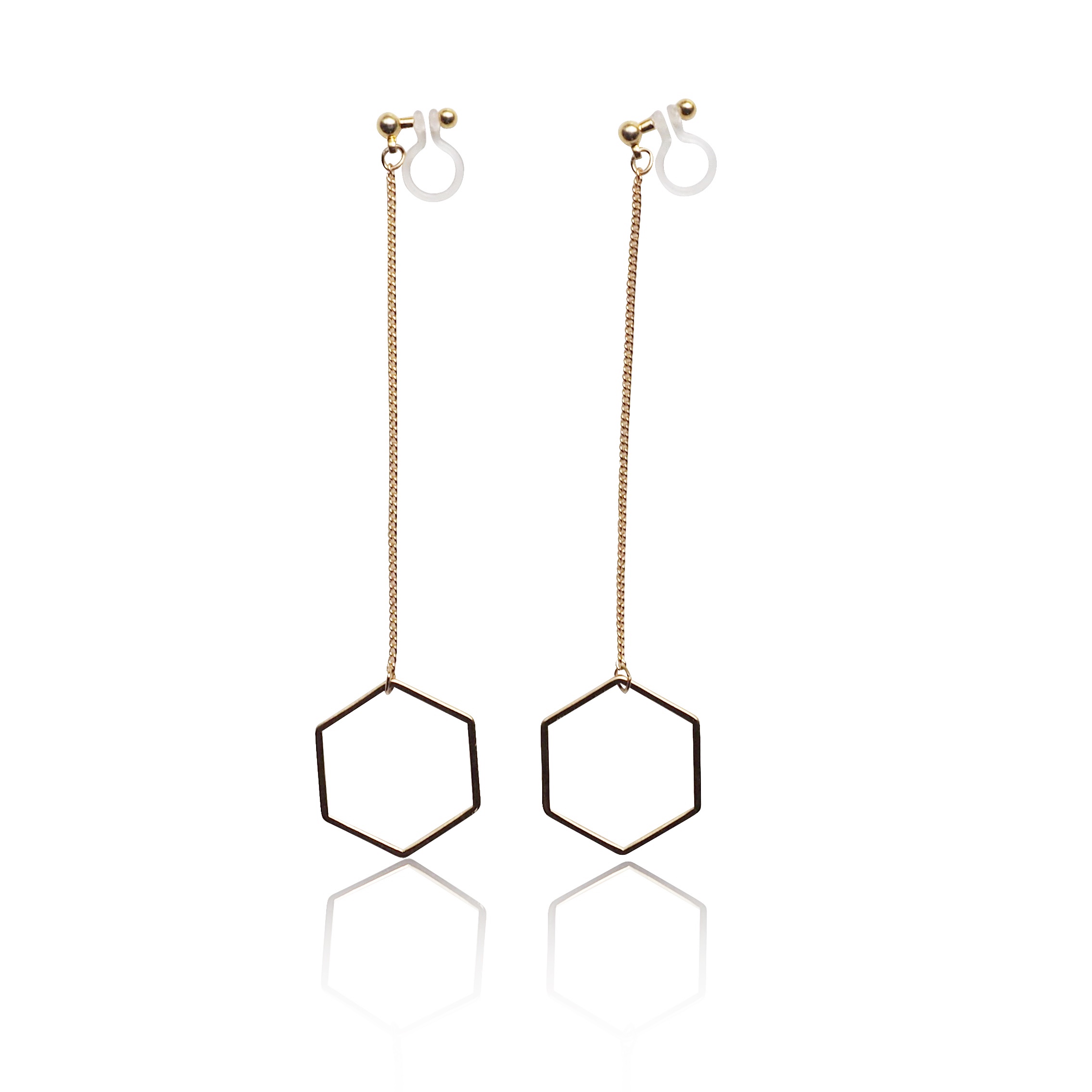 <img src=”comfortable-pierced-look-dangle-hexagon-long-chain-gold-hoop-invisible-clip-on-earrings-miyabigrac” alt=”pierced look and comfortable Comfortable and pierced look dangle long gold threader hexagon hoop invisible clip on earrings bridal jewelry by MiyabiGrace 耳環夾 ノンホールピアス 夾式耳環”/>