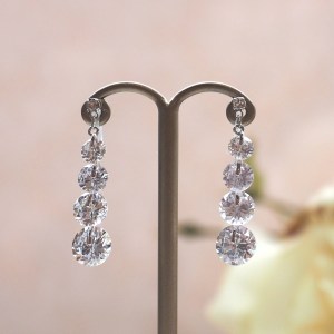 <img src=”dangle-gradated-cz-cubic-zirconia-crystal-wedding-invisible-clip-on-earrings9.jpg” alt=”pierced look and comfortable Pierced look and comfortable dangle wedding bridal cubic zirconia gradated crystal invisible clip on earrings 耳環夾 ノンホールピアス　イヤリング”/>