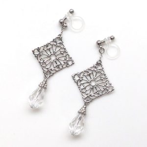 <img src=”dangle-silver-filigree-teardrop-swarovski-crystal-invisible-clip-on-earrings-non-pierced-earrings2-e1477656441427.jpg” alt=”pierced look and comfortable Pierced look and comfortable dangle wedding bridal cubic zirconia teardrop swarovski crystal invisible clip on earrings 耳環夾 ノンホールピアス　イヤリング”/>