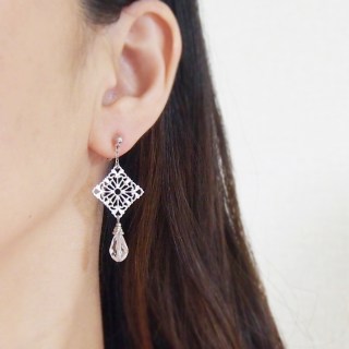 <img src=”silver-motif-teardrop-swarovski-invisible-clip-on-earrings121.jpg” alt=”pierced look and comfortable Pierced look and comfortable dangle wedding bridal cubic zirconia teardrop swarovski crystal invisible clip on earrings 耳環夾 ノンホールピアス　イヤリング”/>