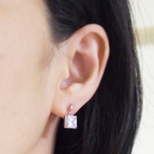 <img src=”wedding-square-cz-crystal-cubic-zirconia-invisible-clip-on-earrings.jpg” alt=”pierced look and comfortable Pierced look and comfortable dangle wedding bridal cubic zirconia square crystal invisible clip on earrings 耳環夾 ノンホールピアス　イヤリング”/>