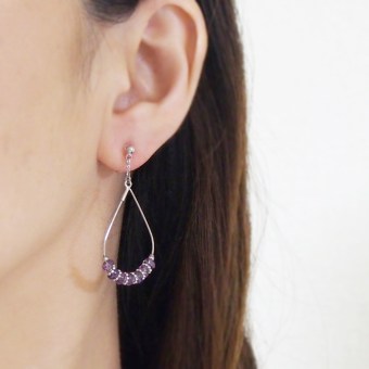 <img src=”dangle-light-purple-amethyst-oval-hoop-invisible-clip-on-earrings-miyabigrace.jpg” alt=”pierced look and comfortable Pierced look and comfortable dangle natural gemstone purple amethyst invisible clip on earrings 耳環夾 ノンホールピアス　イヤリング”/>