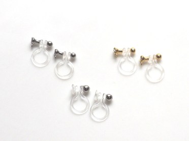 <img src=”invisible-clip-on-earrings-_-miyabigrace-2.jpg” alt=”pierced look and comfortable invisible clip on earrings by MiyabiGrace”/>