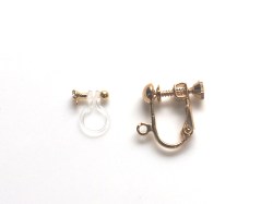 <img src=”invisible-clip-on-earrings-_-miyabigrace-5.jpg” alt=”pierced look and comfortable metal clip on earrings and invisible clip on earrings by MiyabiGrace”/>