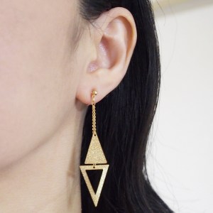 <img src=”comfortable-dangle-metallic-gold-trangle-invisible-clip-on-earrings-miyabigrace.jpg” alt=”pierced look and comfortable Comfortable and pierced look dangle long double metallic gold triangle invisible clip on earrings by MiyabiGrace 夾耳環 ノンホールピアス”/>