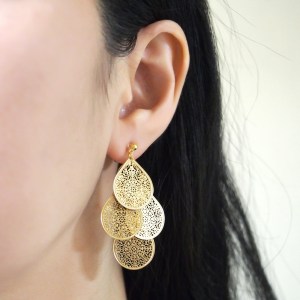 <img src=”comfortable-pierced-look-dangle-chandelier-filigree-boho-bohemian-gold-invisible-clip-on-earrings-miyabigrace.jpg” alt=”pierced look and comfortable Comfortable and pierced look dangle gold chandelier filigree boho invisible clip on earrings by MiyabiGrace 夾耳環 ノンホールピアス”/>