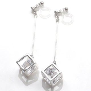 <img src=”cz-diamond-cubic-zirconia-dangle-silver-clube-invisible-clip-on-earrings7.jpg” alt=”pierced look and comfortable dangle cubic zirconia and silver tone cube invisible clip on earrings non pierced earrings”/>