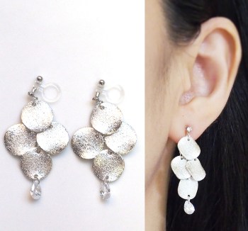 <img src=”dangle-glitter-brushed-silver-stardust-coin-cubic-zirconia-cz-invisible-clip-on-earrings3.jpg” alt=”pierced look and comfortable Pierced look and comfortable dangle chandelier gilitter silver coin and cubic zirconia crystal invisible clip on earrings 耳環夾 ノンホールピアス”/>
