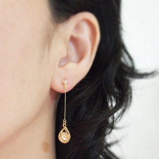 <img src=”dangle-gold-orange-cubic-zirconia-crystal-invisible-clip-on-earrings-non-pierced.jpg” alt=”pierced look and comfortable dangle gold orange cubic zirconia crystal invisible clip on earrings non pierced”/>