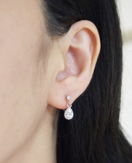 <img src=”bridal-wedding-dangle-tear-drop-silver-cubic-zirconia-cz-crystal-invisible-clip-on-earrings2.jpg” alt=”pierced look and comfortable Pierced look and comfortable dangle wedding bridal cubic zirconia teardrop swarovski crystal invisible clip on earrings 耳環夾 ノンホールピアス　イヤリング”/>